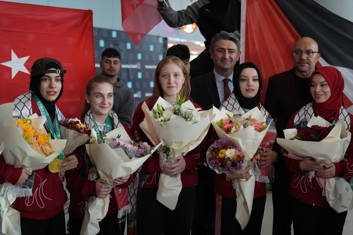 Çin'de düzenlenen 10. Dünya Kung Fu Şampiyonası'nda takım halinde şampiyonluğa ulaşan Türkiye...