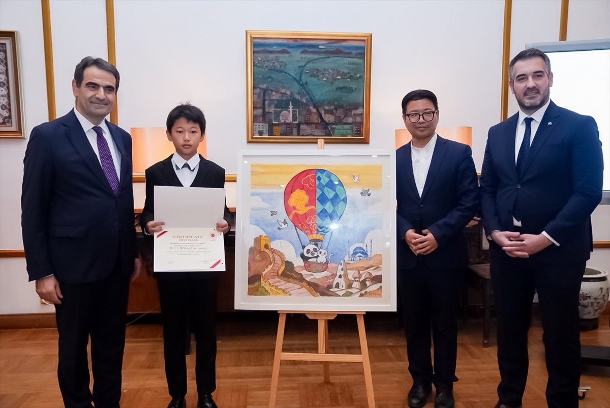 Çin'de düzenlenen "Türkiye ile Hikayem" video ve resim yarışmasının kazananlarına ödülleri...