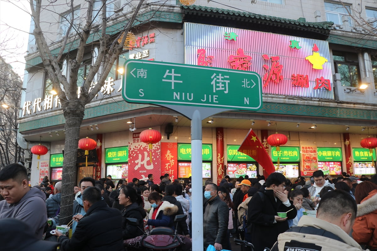 Çin'de Müslümanlar ramazanın ilk gününde ilk iftarlarını yaptı. Pekin'in Müslüman mahallesi...