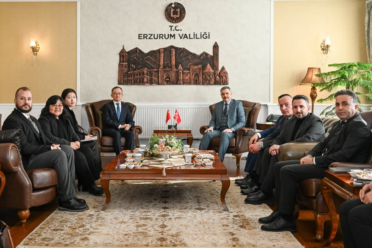 Çin'in Ankara Büyükelçisi Ciang Şüebin (sol 4) Erzurum'da çeşitli ziyaretlerde bulundu. Ciang...