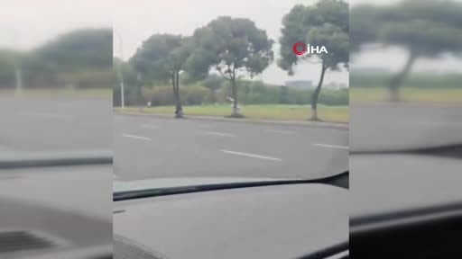 Çin'in Changzhou kentinde test uçuşu yapan helikopterin acil iniş sonrası kontrolsüz bir şekilde...