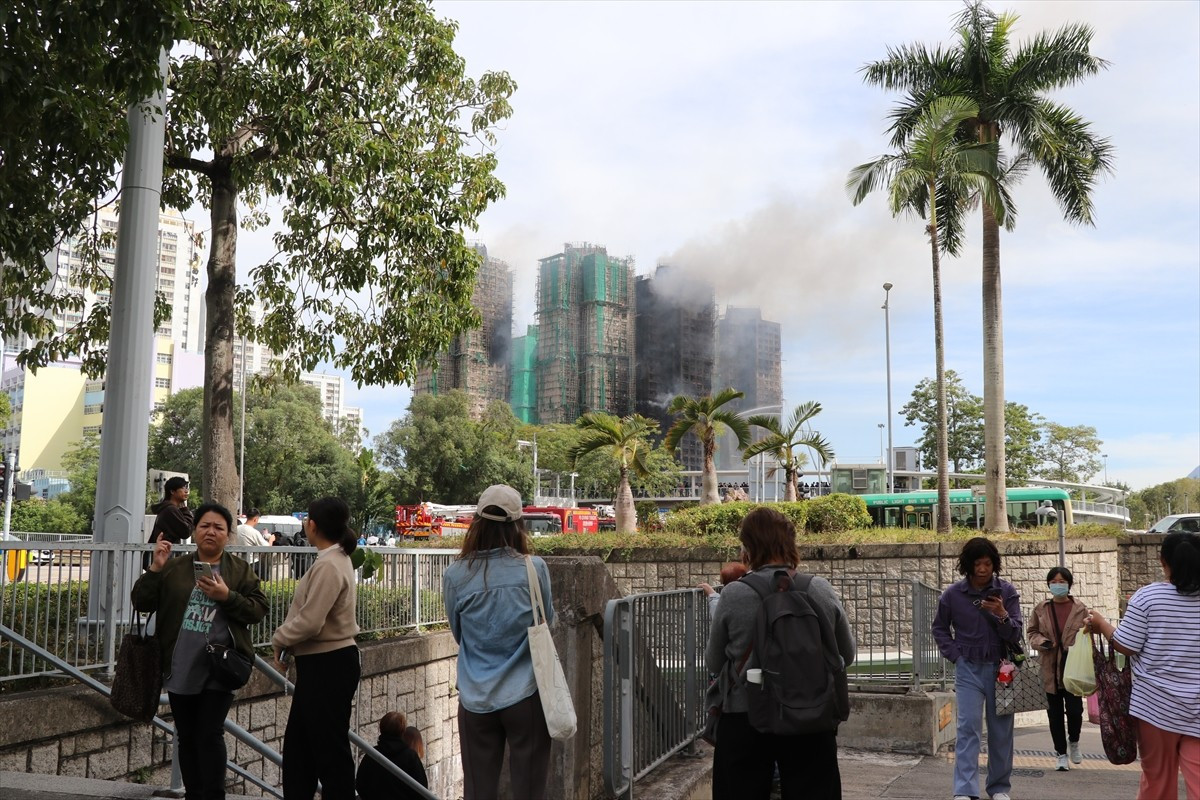 Çin'in Hong Kong Özel İdari Bölgesi'nin Tai Po bölgesinde dün 8 apartmanın bulunduğu sitede çıkan...