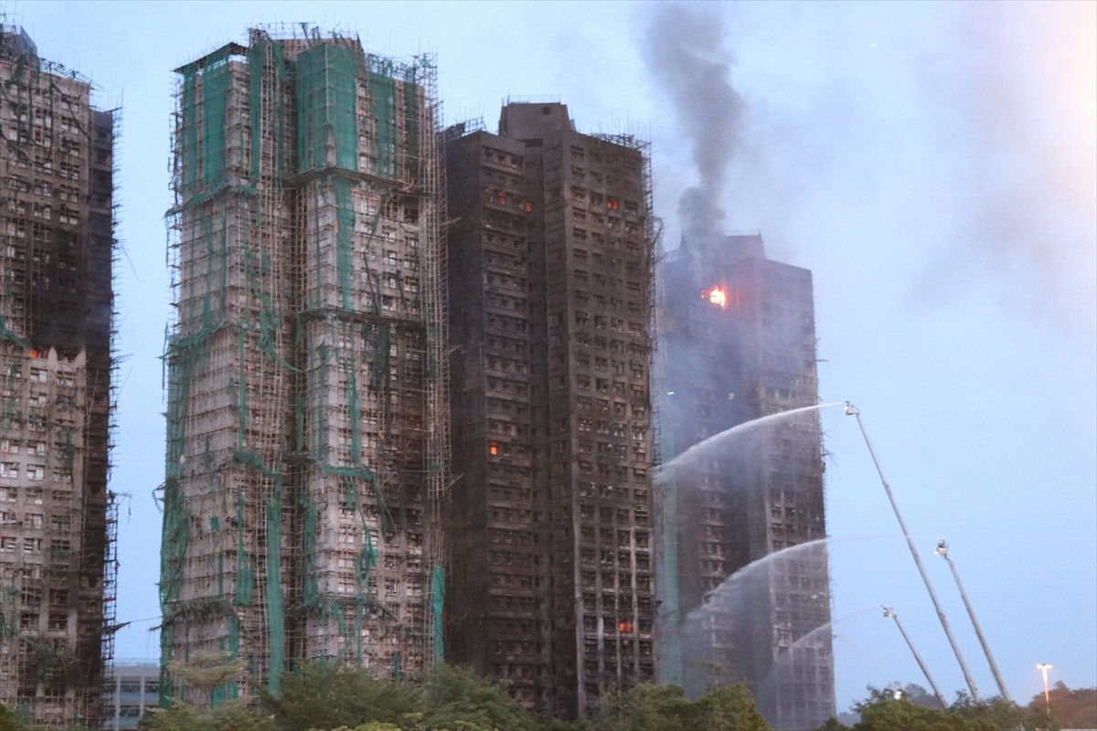 Çin'in Hong Kong Özel İdari Bölgesi'nin Tai Po bölgesinde dün 8 apartmanın bulunduğu sitede çıkan...