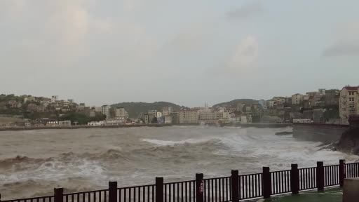 Çinli yetkililer, yarın sabah karaya ulaşması beklenen Bavi Tayfunu nedeniyle ülkenin doğusundaki...