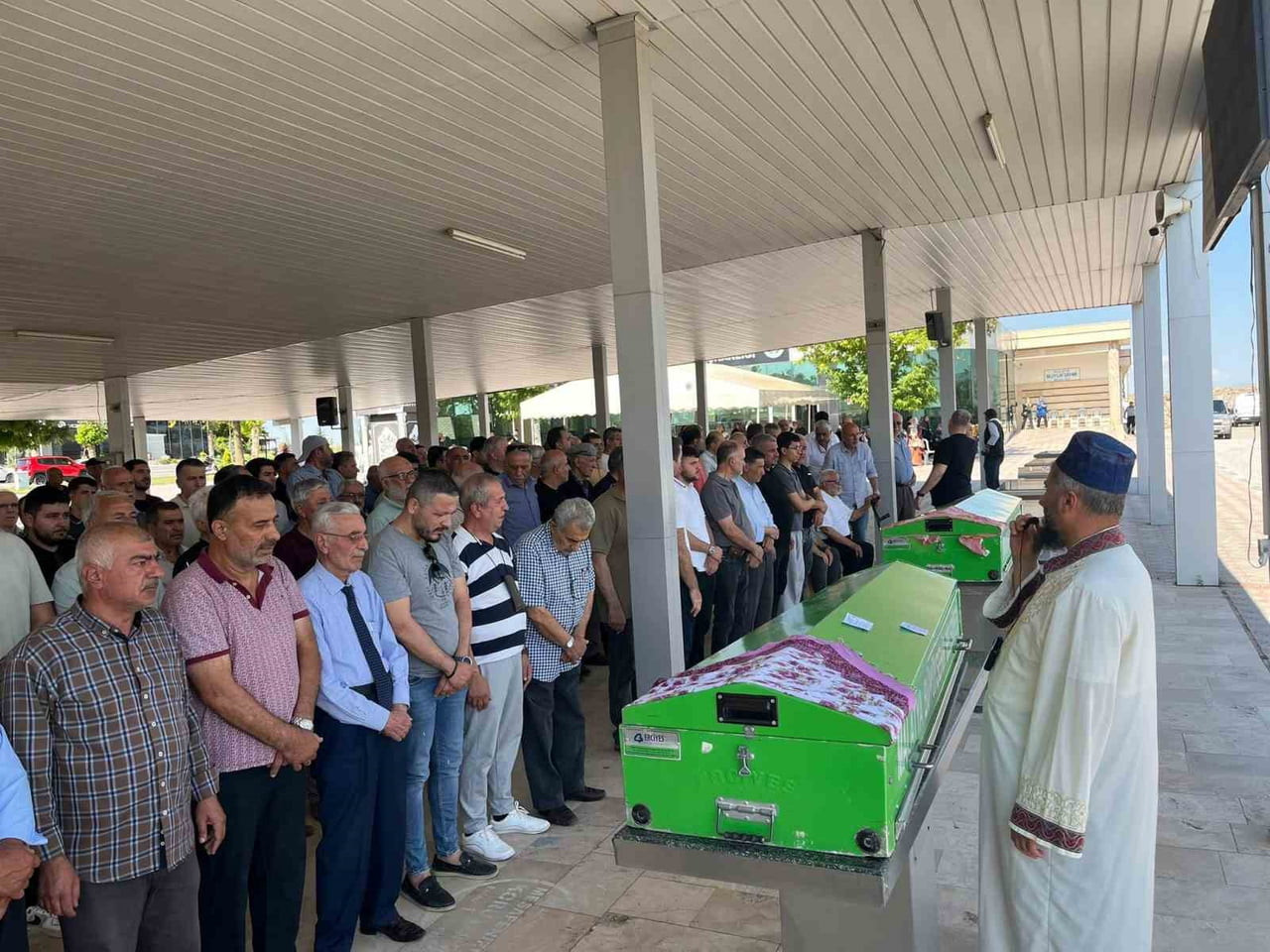CİNNET KURBANI ANNE VE KIZI DEFNEDİLDİ