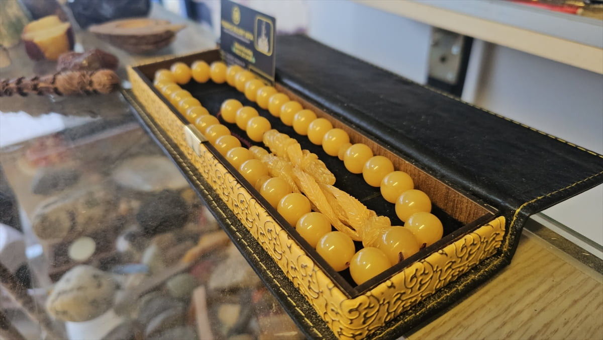 Çıraklık yıllarında başladığı tespih yapımında, bugün Kültür ve Turizm Bakanlığı sanatçısı...