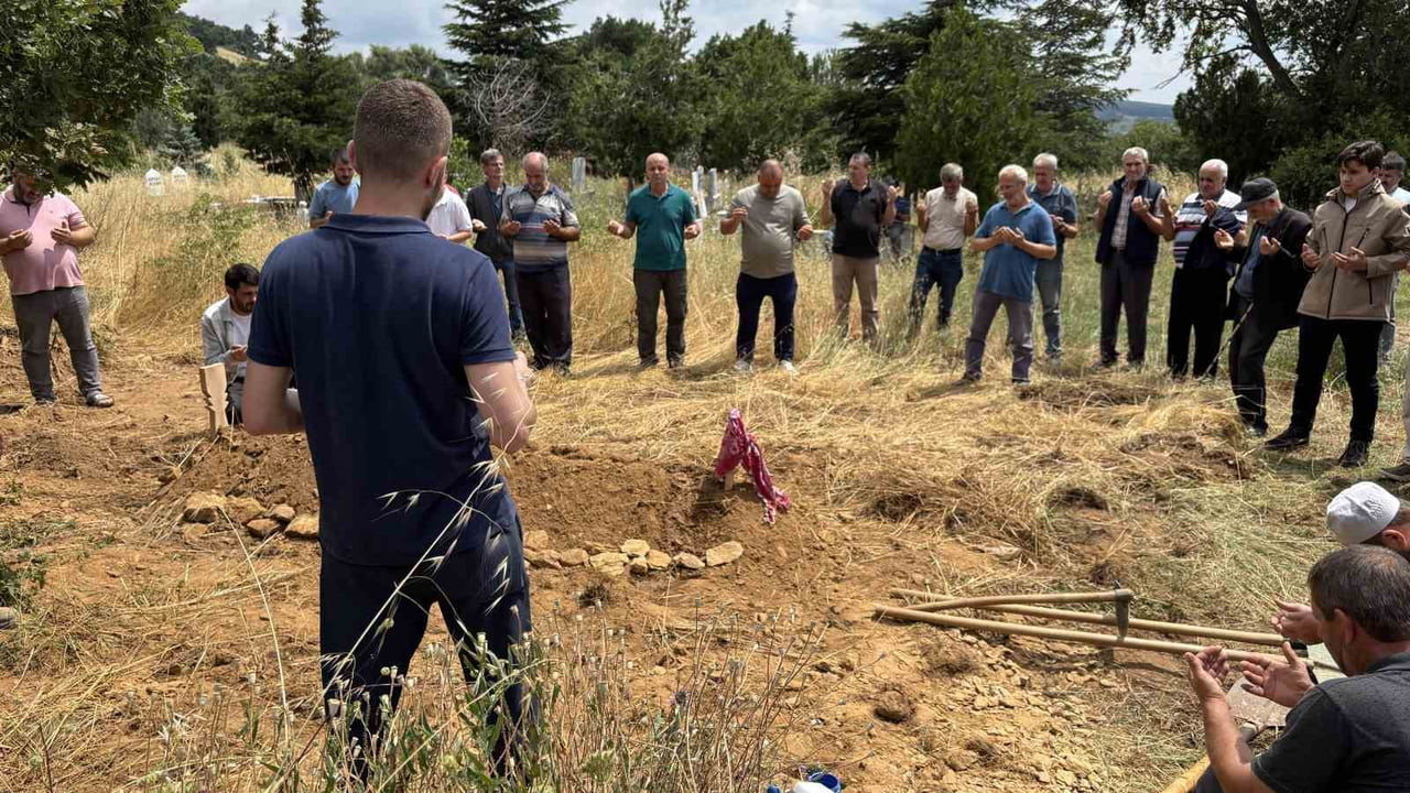 ÇİSEM ÇALKANTI'NIN CENAZESİ, KIRKLARELİ'NİN PINARHİSAR İLÇESİNE BAĞLI YENİCE KÖYÜNDE TOPRAĞA...