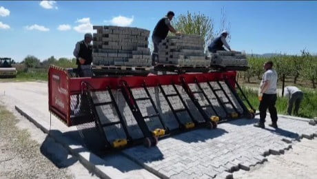 ÇİVRİL BELEDİYESİ’NİN ENVANTERİNE KATILAN MODERN PARKE TAŞI SERME MAKİNESİYLE YOL ÇALIŞMALARI...