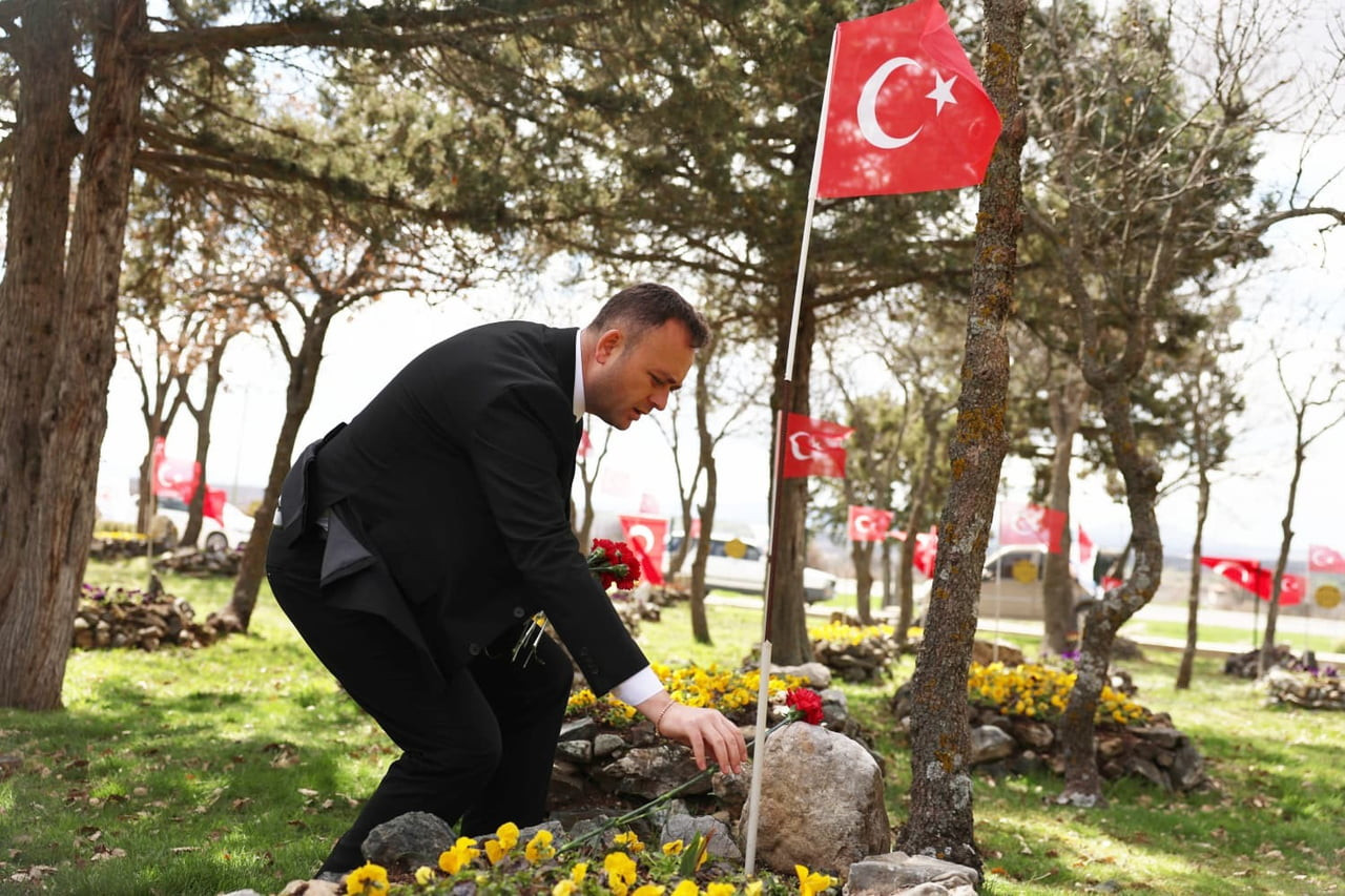 ÇİVRİL CABAR MAHALLESİNDE BULUNAN MİLLİ MÜCADELE ŞEHİTLİĞİNDE DÜZENLENEN PROGRAM İLE 105 YIL ÖNCE...