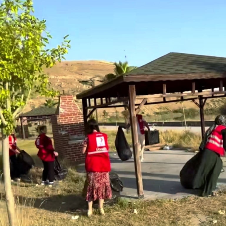 CİZRE’DE TÜRK KIZILAY GÖNÜLLÜLERİ, DİCLE NEHRİ KENARINDA BULUNAN MESİRE ALANLARI VE PARKLARDA...