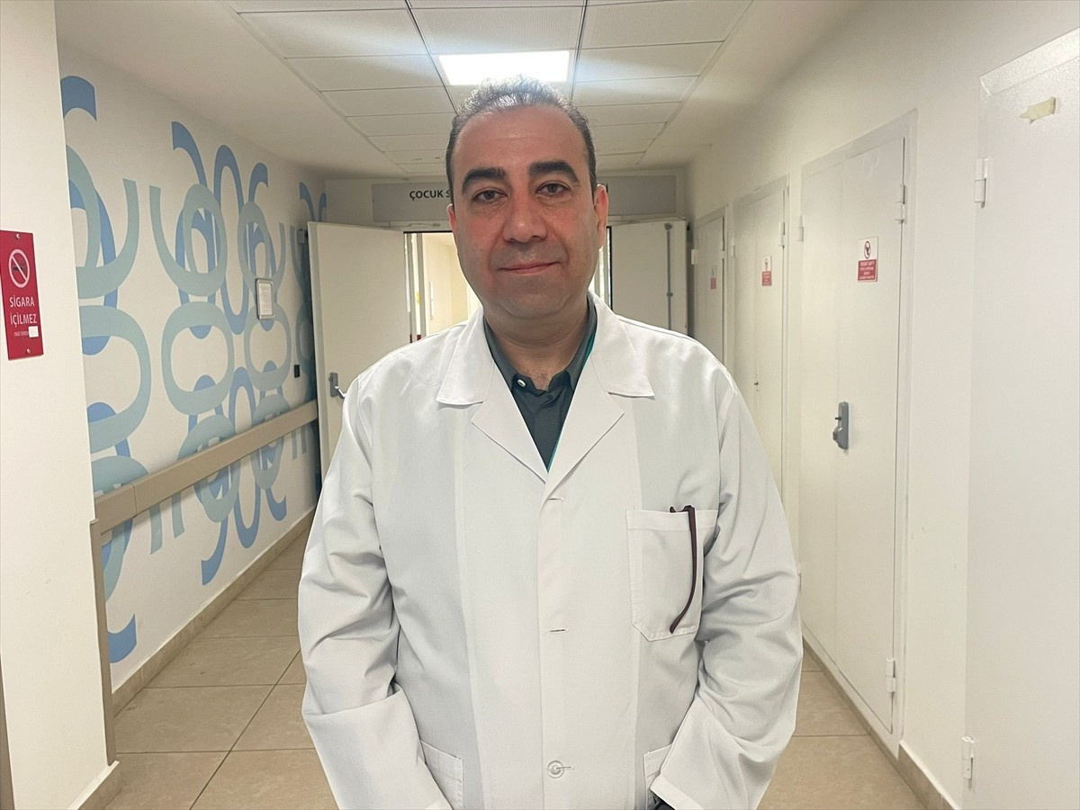 Çocuk Sağlığı ve Hastalıkları Uzmanı Prof. Dr. Vefik Arıca, AA muhabirine, çocuklardaki boy...