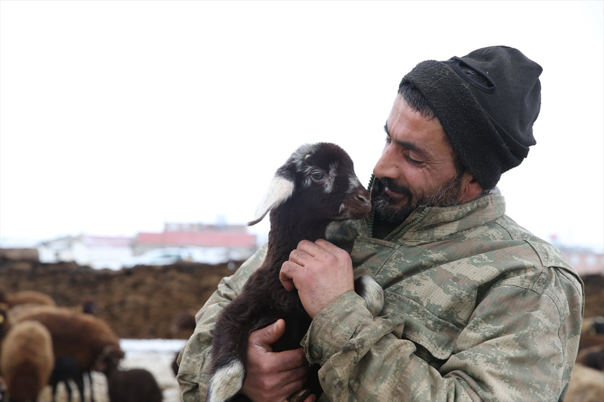 Çocuk yaşta gittiği İzmir'de pastane işletmeciliği yaparken Kars'taki köyüne dönen 41 yaşındaki...