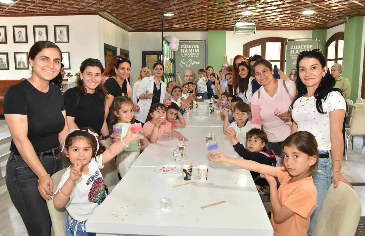 ÇOCUKLAR, ANNELERİYLE BİRLİKTE MUM ATÖLYESİNE KATILARAK KENDİ TASARIMLARINI OLUŞTURMA FIRSATI...