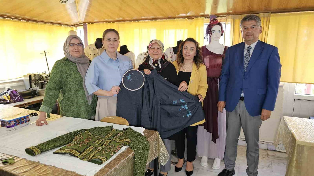 ÇOCUKLAR OKULA, ANNELER KURSA
