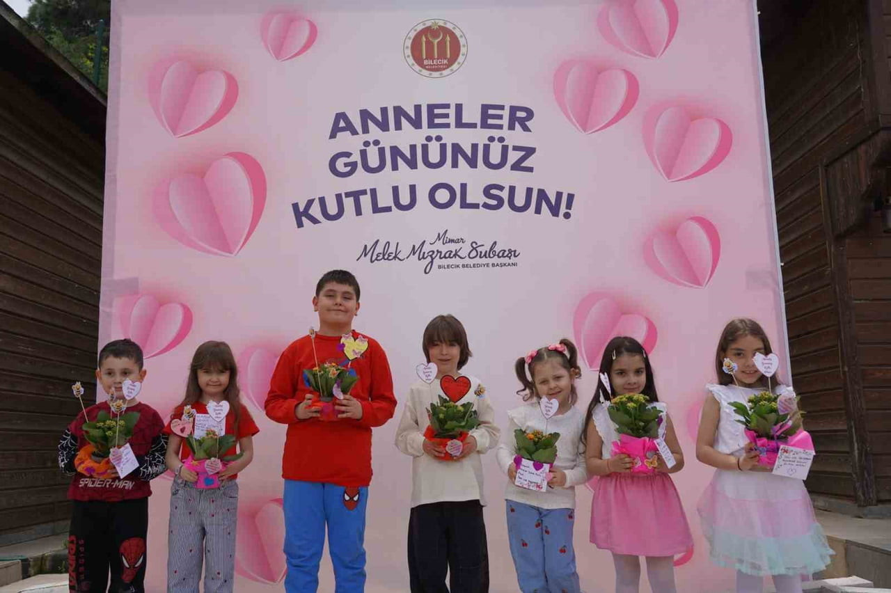 ÇOCUKLAR SANAT SOKAĞI’NI BU KEZ ANNELERİ İÇİN RENKLENDİRDİ