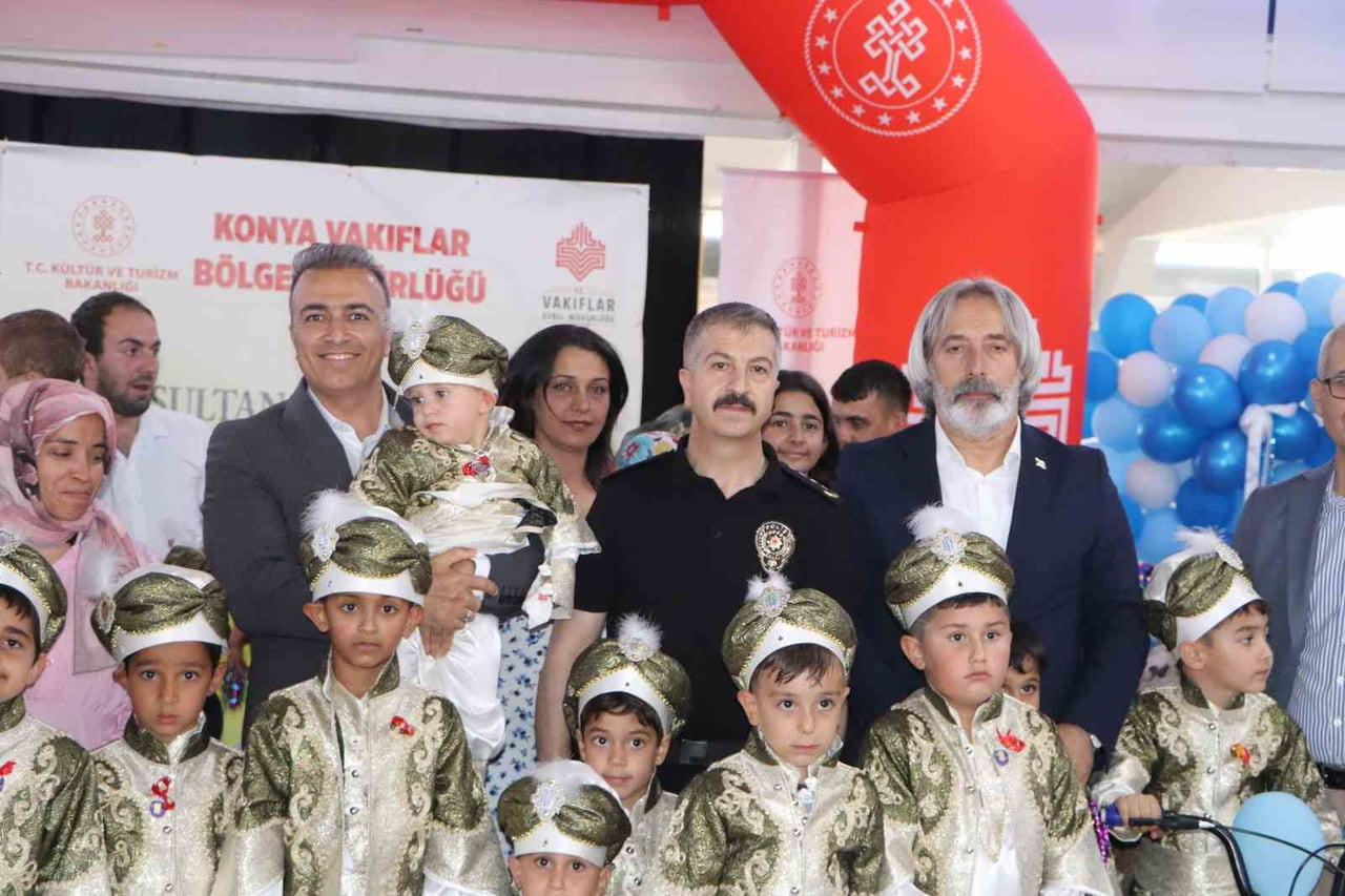 ÇOCUKLARA HEDİYELERİ KARAMAN VALİSİ HAYRETTİN ÇİÇEK, İL EMNİYET MÜDÜRÜ MEHMET TURHAN VE KONYA...