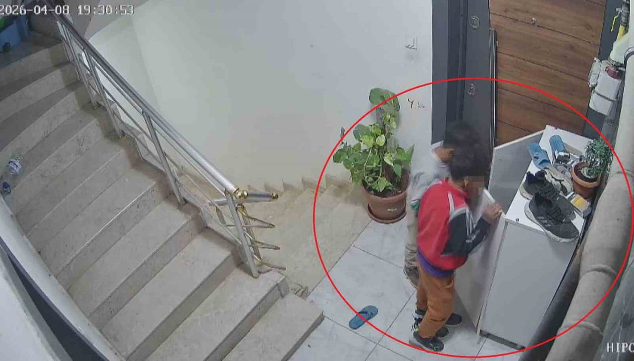 ÇOCUKLARIN AYAKKABI ÇALMA ANLARI (GÜVENLİK KAMERASI GÖRÜNTÜLERİ)