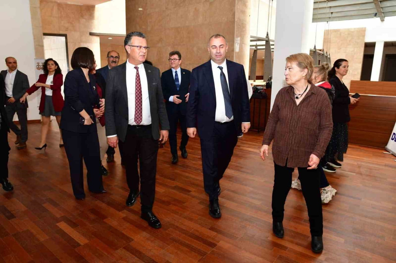 ÇOCUKLARIN UMUT DOLU DÜNYASINDAN İLHAM ALAN "UMUDA YOLCULUK" ADLI SERAMİK SERGİSİ, SANATSEVERLERLE...