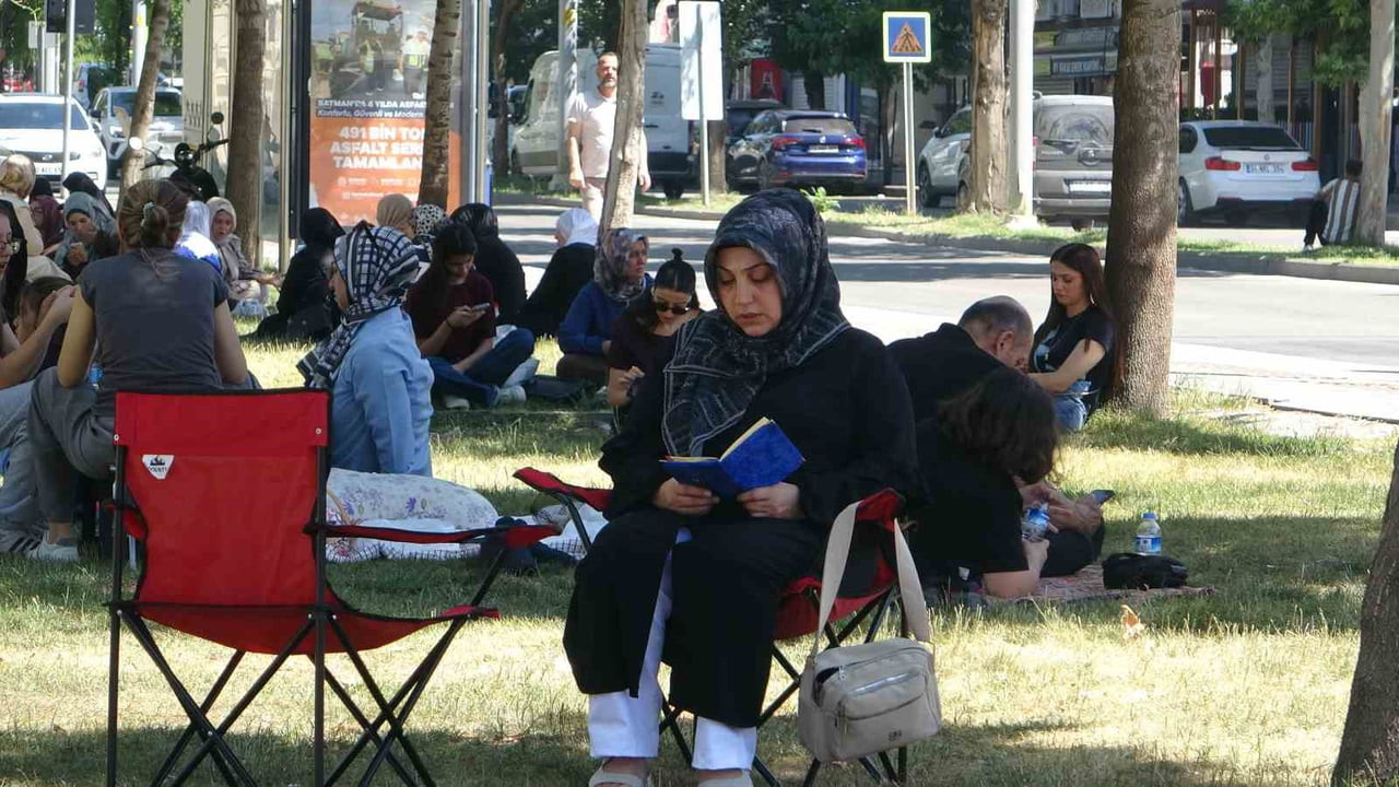 ÇOCUKLARINI OKULLARA GÖTÜREN VELİLER, SINAV SÜRESİNCE PARK VE BAHÇELERDE KUR'AN-I KERİM OKUYUP DUA...