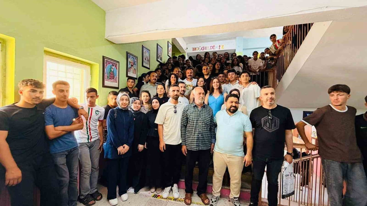 ÇOK PROGRAMI ANADOLU LİSESİ'NDE 20 YILDIR GÖREV YAPAN MÜDÜR YARDIMCISI ÜMİT...