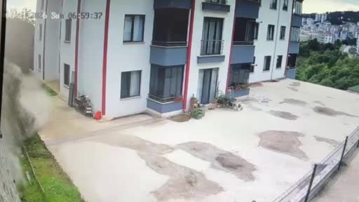 Çöken duvarın altında kalıyordu, 10 saniye ile hayata tutundu: O anlar kamerada