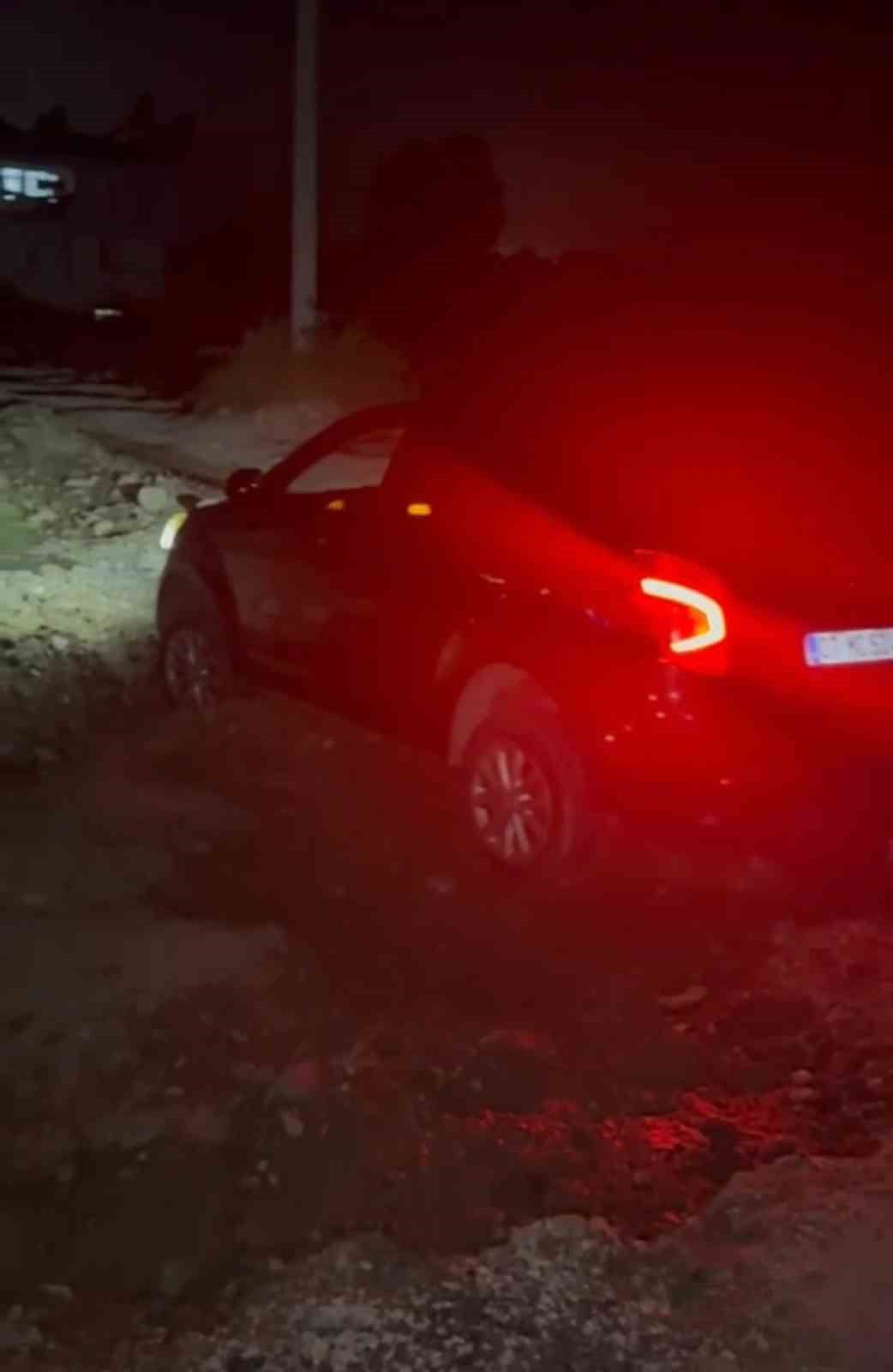ÇOLAKLI MAHALLESİ’NDE MAHKEME KARARIYLA TRAFİĞE KAPATILAN TURİZM YOLUNDAKİ BETON BARİYERLERİN...