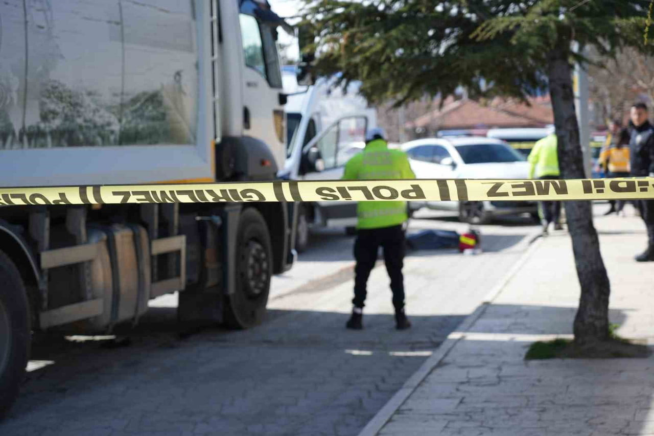 ÇÖP KAMYONUNUN ÇARPTIĞI YAŞLI KADIN HAYATINI KAYBETTİ