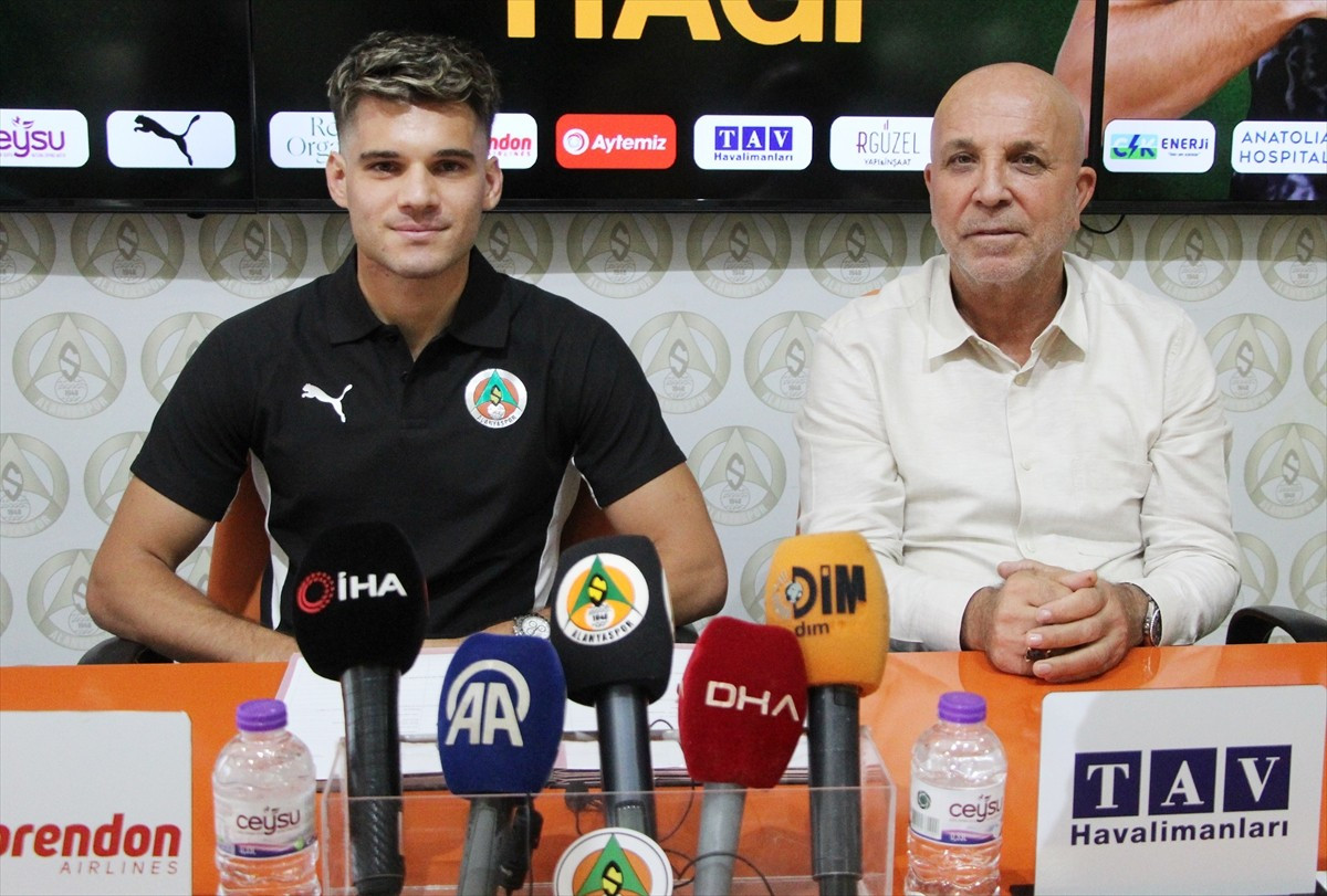 Corendon Alanyaspor, İskoçya Ligi takımlarından Rangers'ta forma giyen 26 yaşındaki Rumen orta...