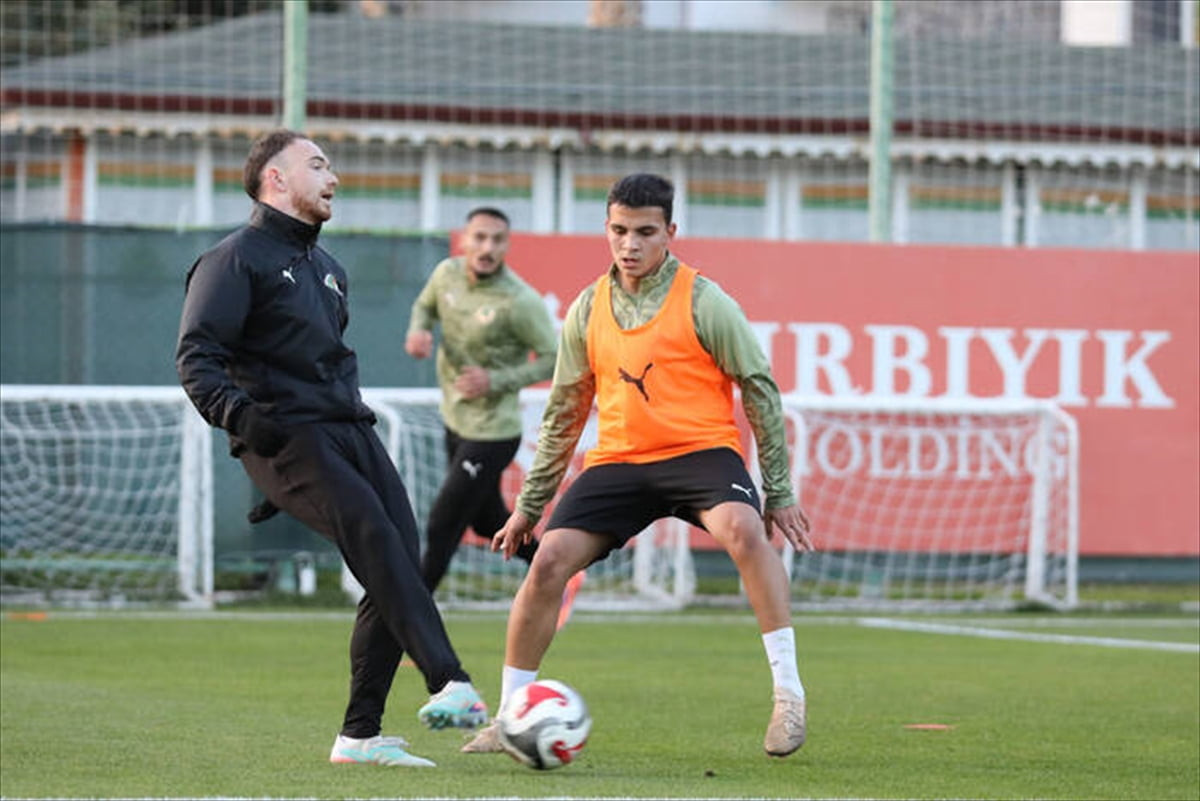 Corendon Alanyaspor, Trendyol Süper Lig'in 19. haftasında deplasmanda Çaykur Rizespor ile...