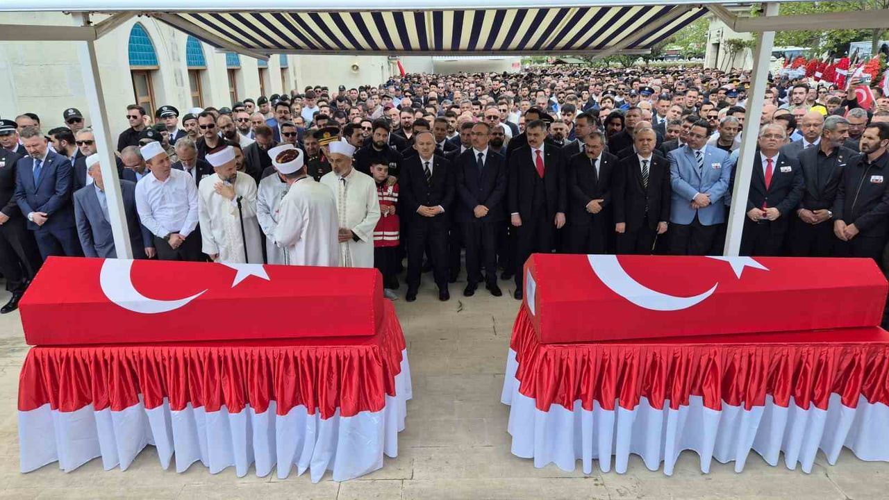 ÇORLU ŞEHİTLERİNİ BİNLER UĞURLADI