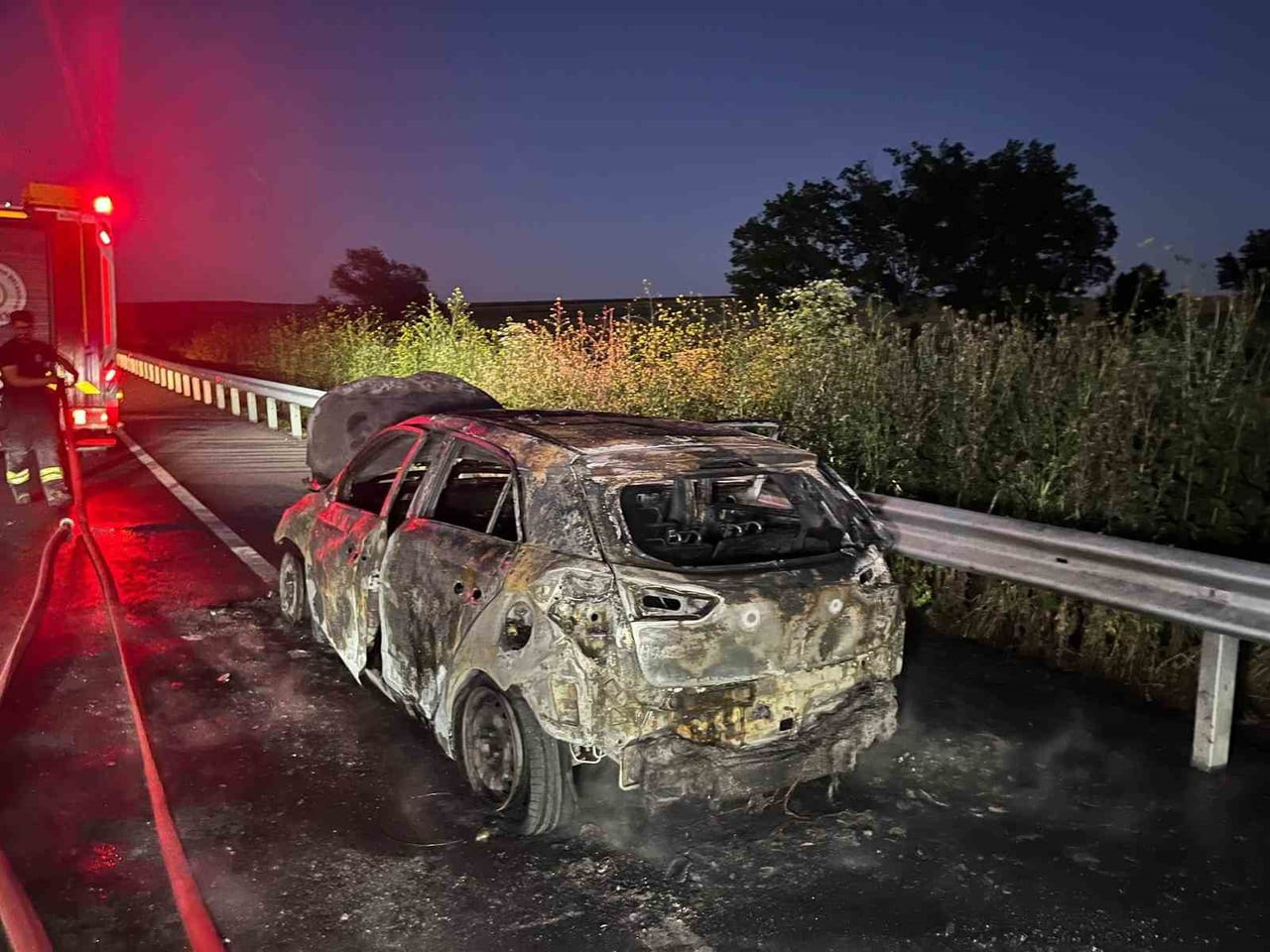 ÇORLU YOLUNDA KORKU DOLU ANLAR: OTOMOBİL ALEV TOPUNA DÖNDÜ