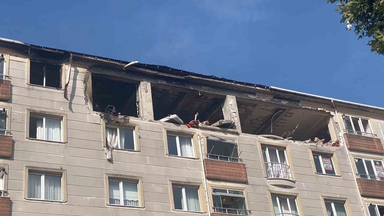 ÇORLU'DA 2 KİŞİNİN HAYATINI KAYBETTİĞİ DOĞAL GAZ PATLAMASININ ARDINDAN GÜNDÜZ SAATLERİNDE...