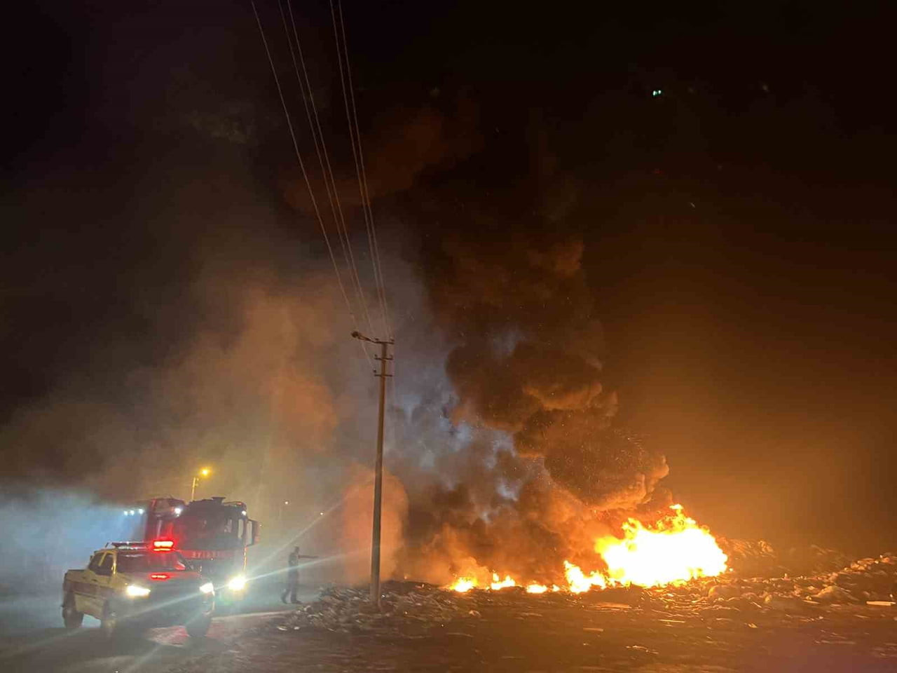 ÇORLU'DA GECE YARISI ATIK DÖKÜM ALANINDA ÇIKAN YANGIN İTFAİYE EKİPLERİNİN YOĞUN ÇABASIYLA...