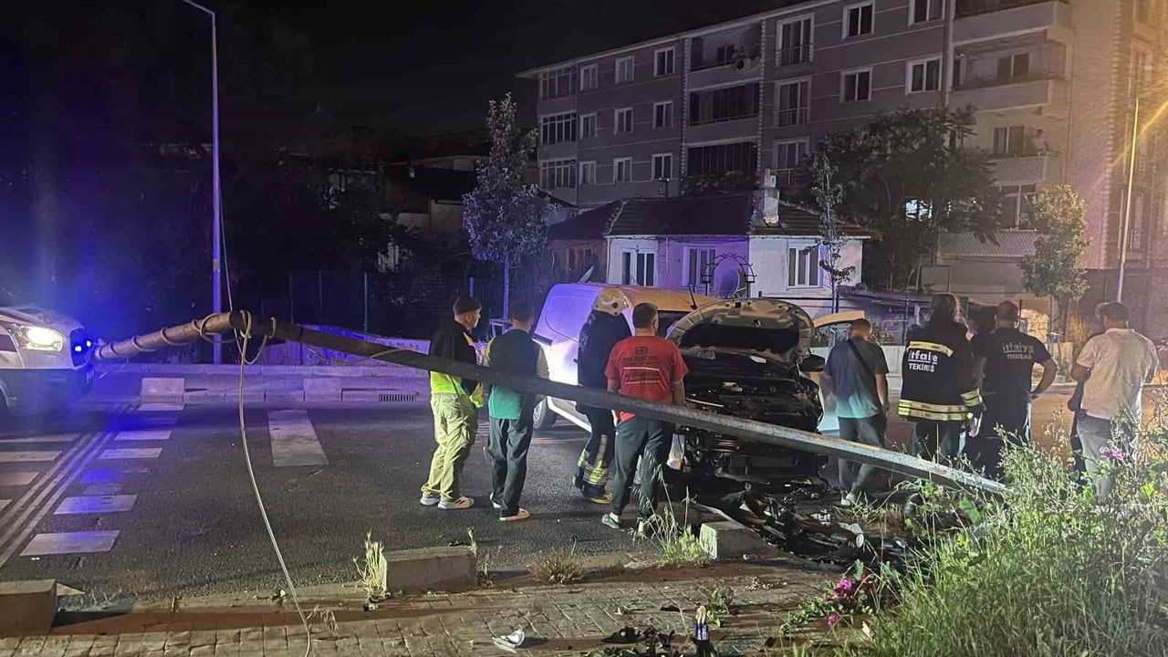 Çorlu'da Aydınlatma Direğine Çarpan Araç Hurdaya Döndü