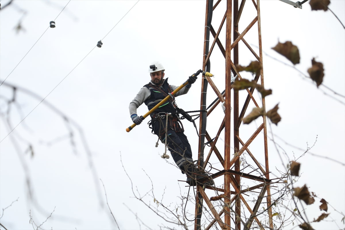 Çoruh Elektrik Dağıtım AŞ'nin basın mensuplarıyla düzenlediği saha ziyareti kapsamında, ekiplerin...
