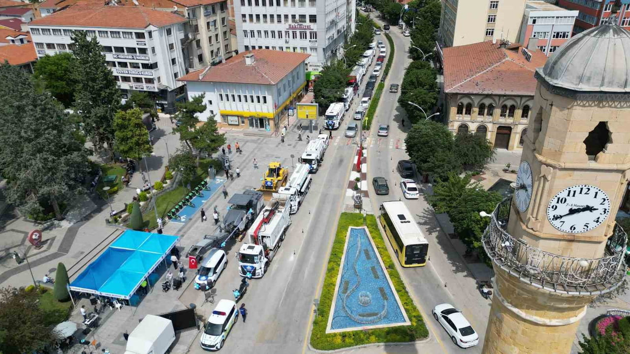 ÇORUM BELEDİYESİ ENVANTERİNE KAZANDIRDIĞI YENİ ARAÇLAR DRONLA HAVADAN GÖRÜNTÜLENDİ