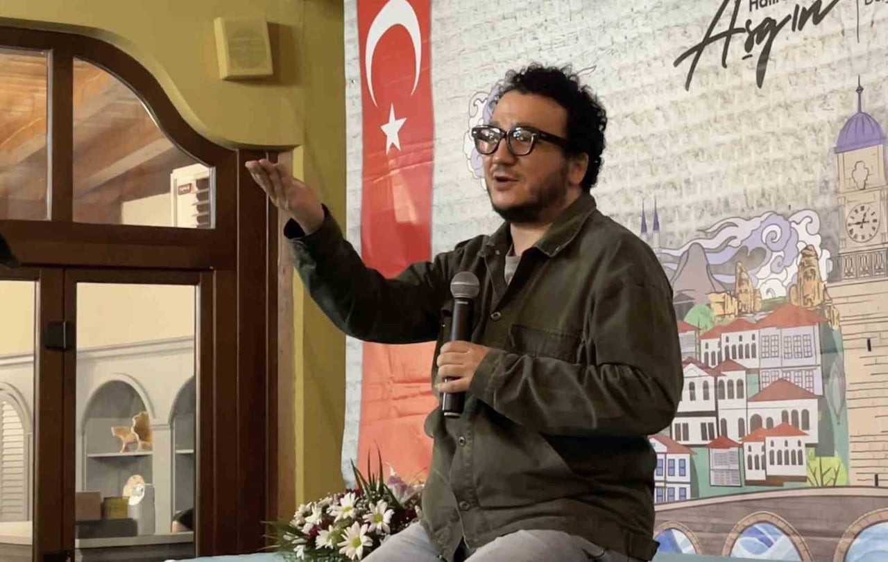ÇORUM BELEDİYESİ GERÇEKLEŞTİRİLEN "HAN SOHBETLERİ" SÖYLEŞİSİNİN 11. PROGRAMINA KONUK OLAN PROF....