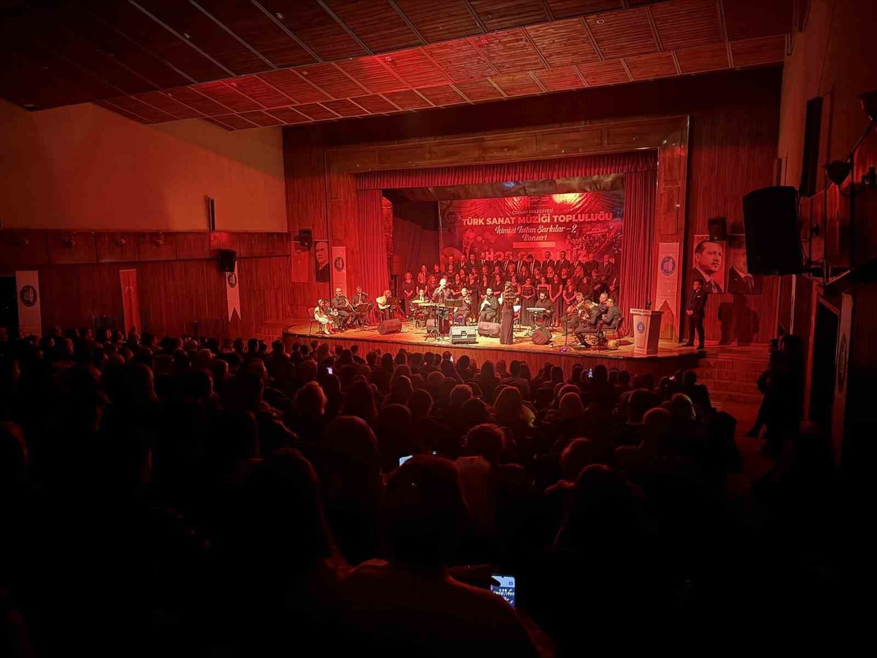 ÇORUM BELEDİYESİ TÜRK SANAT MÜZİĞİ TOPLULUĞU, "İÇİMİZİ ISITAN ŞARKILAR" KONSERİYLE SANATSEVERLERE...