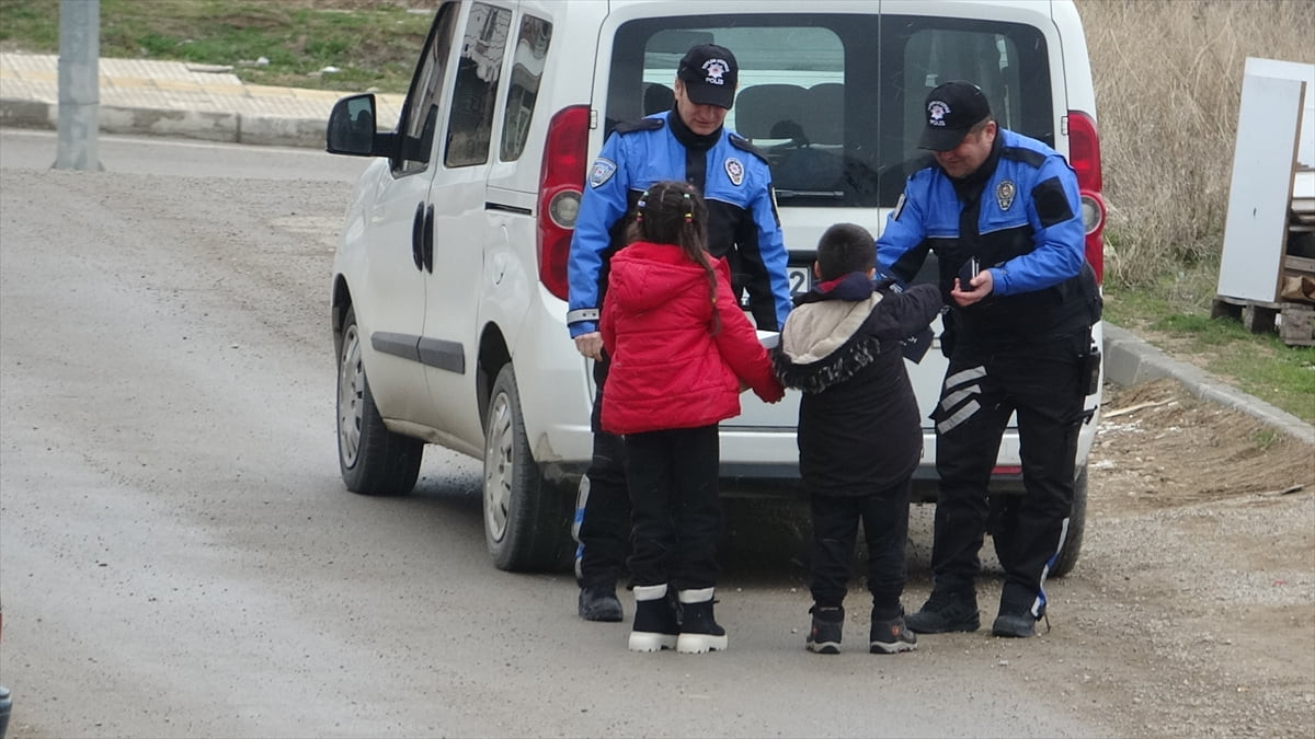 Çorum Emniyet Müdürlüğü Toplum Destekli Polislik Şube Müdürlüğü ekipleri, yolda karşılaştıkları...