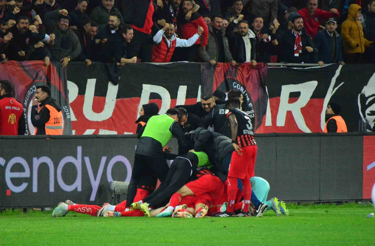 ÇORUM FK OYUNCULARI İLK GOLÜN ARDINDAN BÜYÜK SEVİNÇ YAŞADI.