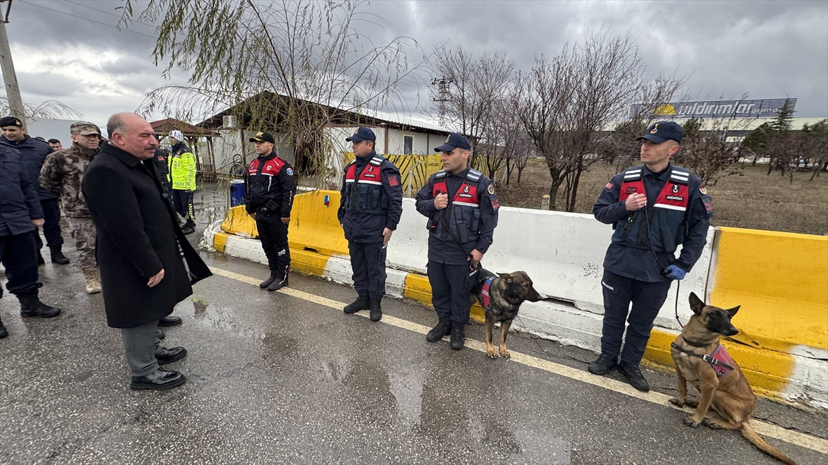 Çorum İl Jandarma Komutanlığınca yılbaşı tedbirleri kapsamında Çorum-Ankara kara yolu jandarma...