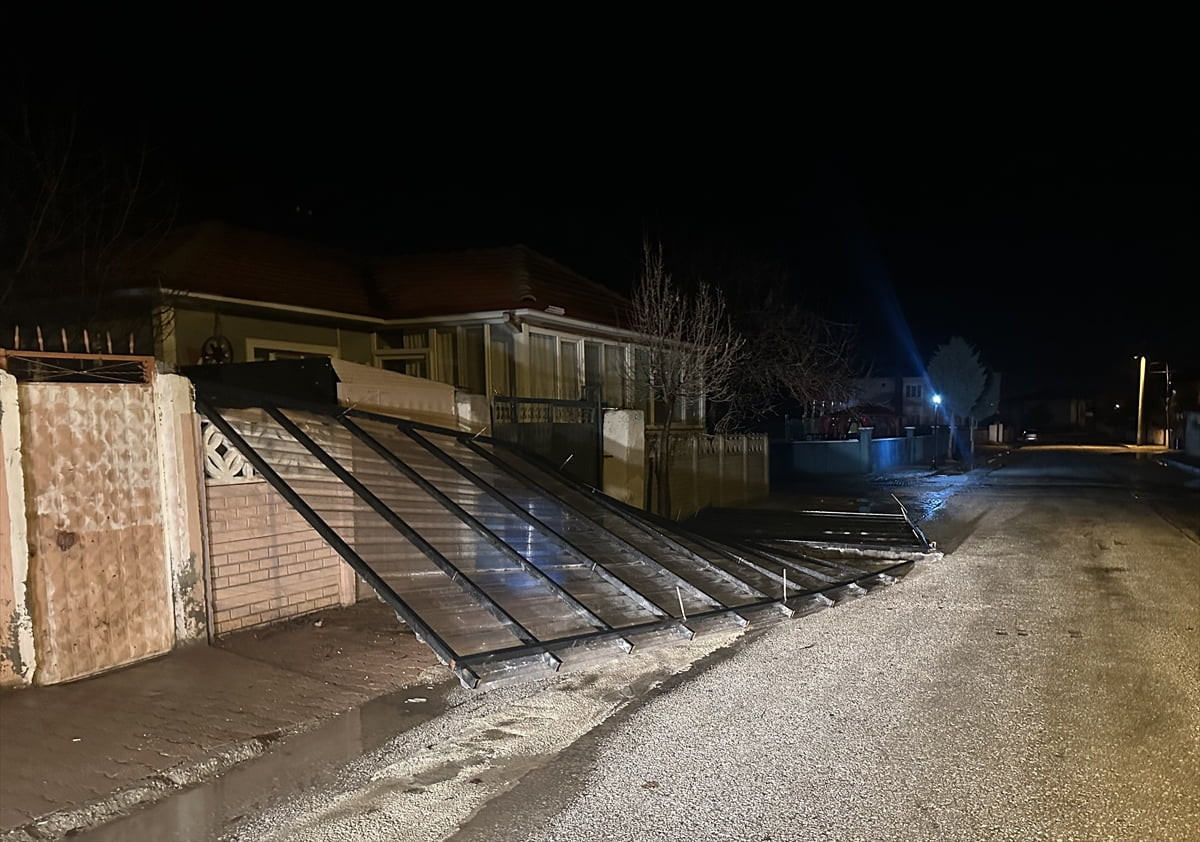 Çorum merkez ve ilçelerinde etkili olan kuvvetli rüzgar nedeniyle bazı elektrik telleri koptu...