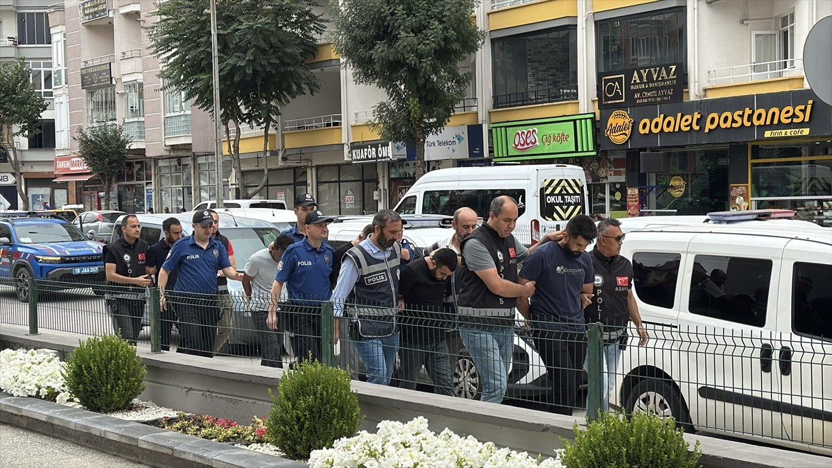 Çorum merkezli 4 ilde düzenlenen dolandırıcılık operasyonunda gözaltına alınan 6 şüpheli adliyeye...
