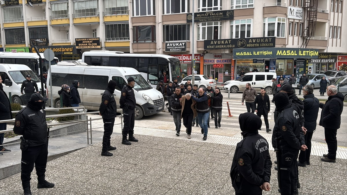 Çorum merkezli 5 ilde, dolandırıcılık yaptıkları iddiasıyla 14 şüpheli gözaltına alındı....