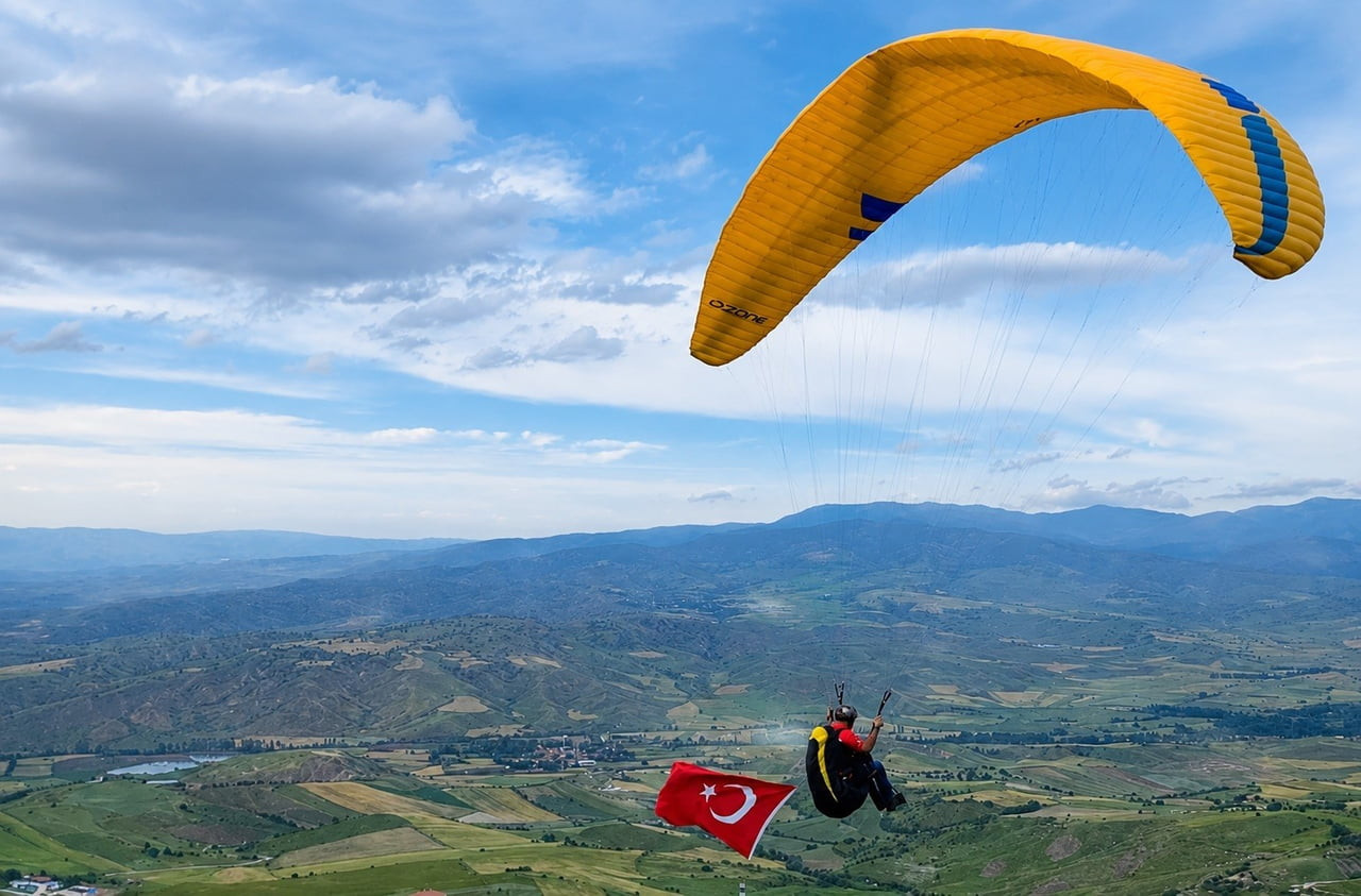 ÇORUM SPORTİF HAVACILIK EKİBİ ÜYELERİ, A MİLLİ FUTBOL TAKIMI'NIN DÜNYA KUPASI'NA KATILMAYA HAK...