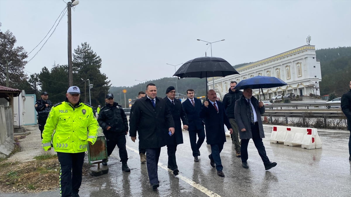 Çorum Valisi Ali Çalgan, Çorum-Samsun kara yolunda gerçekleştirilen denetim noktasına ziyarette...