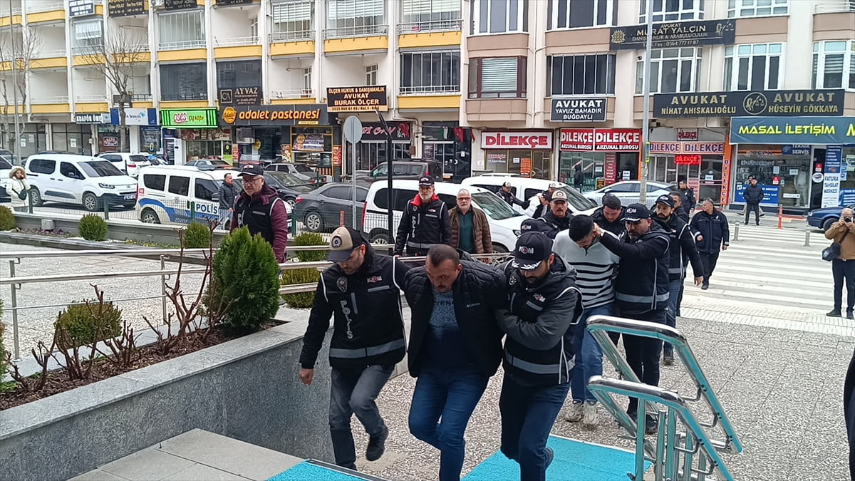 Çorum'da 2 iş yerine silahlı saldırı düzenlenmesiyle ilgili 8 şüpheli gözaltına alındı. İl Emniyet...