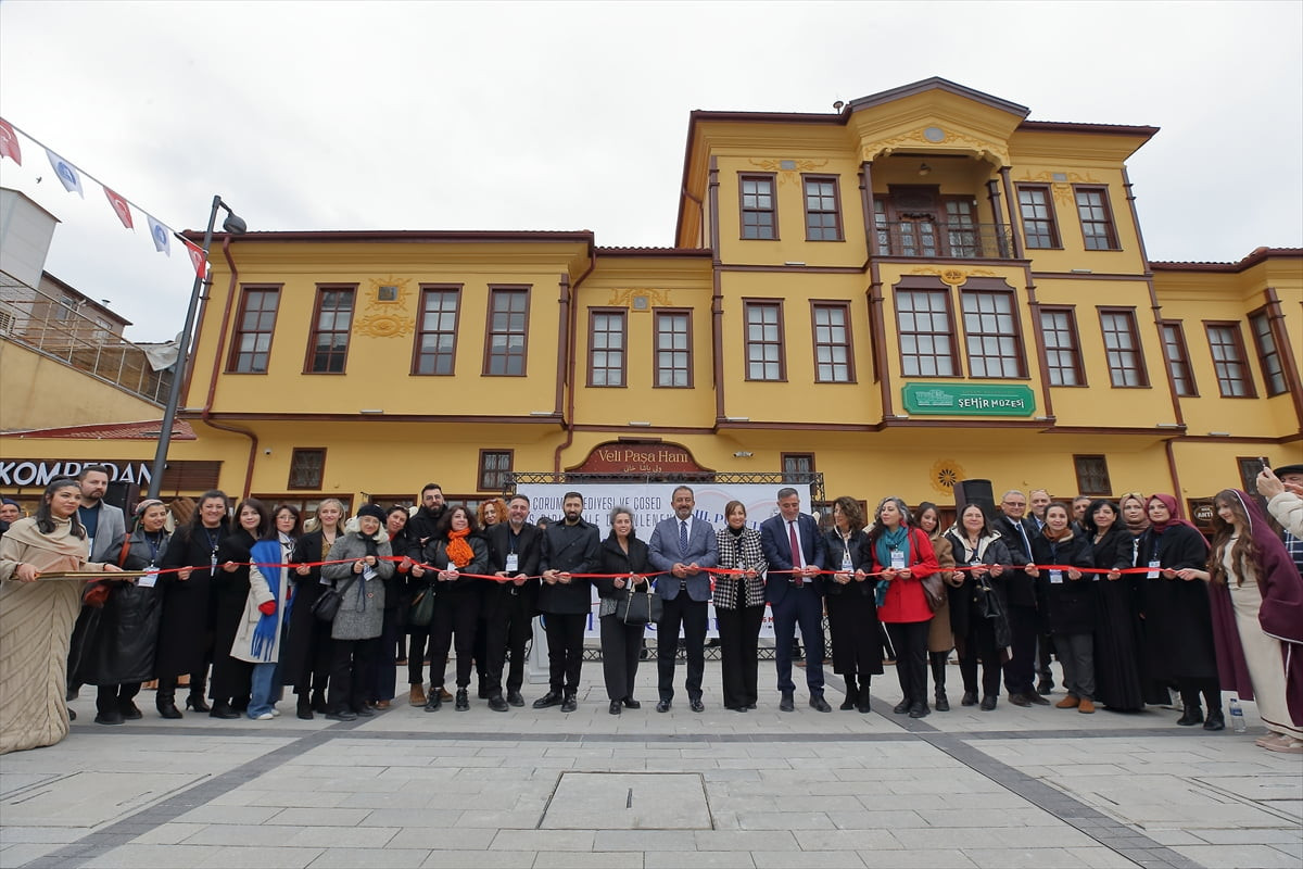 Çorum'da 3. Puduhepa Kadın Kültür Festivali kapsamında kadın ressamların çalışmalarının yer aldığı...