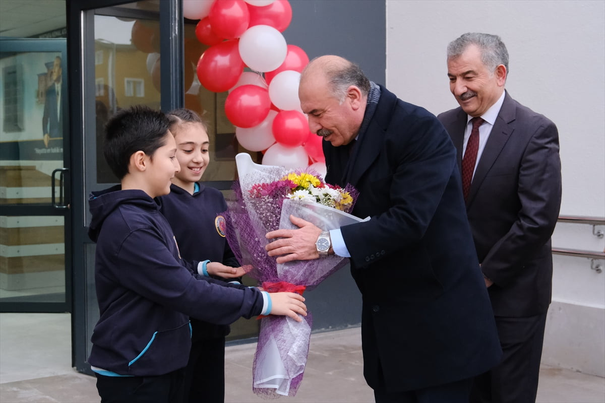 Çorum'da 83 bin 180 öğrenci karne heyecanı yaşadı. Çorum Valisi Ali Çalgan (sağda), Kocatepe...