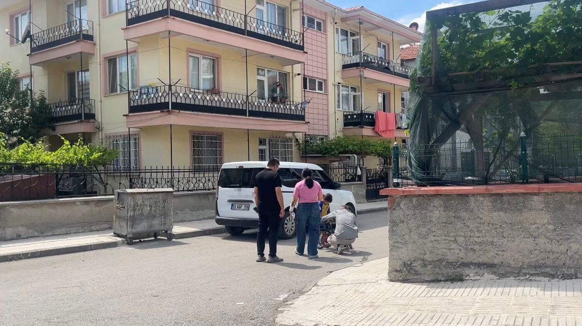 ÇORUM'DA AİLESİYLE TARTIŞAN GENÇ KIZ, ANNE VE BABASINI EVDE BIÇAKLA REHİN ALDI. EKİPLER MÜDAHALEDE...